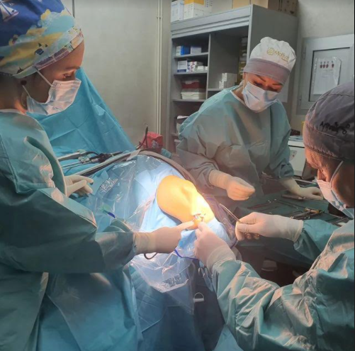 Ass. dr sci. med. Miodrag Glišić specijalista ortopedije sa traumatologijom sa svojim timom izvodi artroskopsku operaciju kolena - #ligamentoplastika