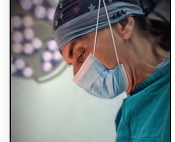Znate li da nas doktor Arsić ima preko 20 godina radnog iskustva I preko 3.000 uradjenih operacija povecanja grudi